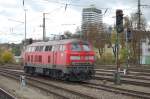 Whrend die eine 218 noch auf Rangiererlaubnis wartet, ist die mit Bahnrumer ausgestattete 218 496-8, welche zuvor einen IRE aus Lindau nach Ulm befrdert hat, schon fleiig am Rangieren. Das Bild entstand am 26.10.2009 in Ulm.