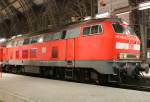 Die 218 429-9 steht am frhen Morgen nicht zu berhren mit einem RE Verstrker in Frankfurt HBF, aufgenommen am 22.10.2009