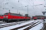 218 420 steht mit vielen anderen Loks am 04.01.10 in Frankfurt(Main).(Bild wurde von einer ffentlichen Strae aus aufgenommen)