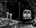 218 412 erreicht im August 2009 den Bahnhof Emmelshausen.