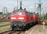 Immer wieder fr Aufsehen sorgt im Stuttgarter Hbf der Lokwechsel am IC 2013  Allgu  nach Oberstdorf. Der Zug fhrt ohne Steuerwagen in den Kopfbahnhof hinein. Anschlieend setzt ein 218-Doppel an das Zugende, welches den Zug dann bis zum Ziel bringen wird. Ich habe mir das  Spektakel  bisher zwei Mal angesehen und jedes Mal kamen 5-10 Personnen hinzu, die sich nur die 218er anschauten. Manche von ihnen waren nicht einmal  Bahnfans . Hier sieht man am 27.5.2010 die Ulmer 218 487-7 beim Heranfahren an den oben genannten IC.