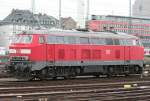 Die 218 476-0 rangiert durch Frankfurt a.M.