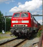 01 118 mit dem Sdz aus Frankfurt ist aufgrund eines Lokschadens einige Km vor Meiningen liegengeblieben. Schnell half jedoch die erst am 03.09.2010 Untersuchungs-Verlngerte 218 477-8 aus. Hier schiebt sie das defekte Dampfross ins BW Meiningen. Aufgenommen am 04.09.2010.