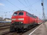 218 356-4 hat eine Doppelstockgarnitur in den Mnchner Hauptbahnhof geschoben;110329