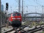 218 445 in Doppeltraktion mit einer baugleichen Lok im Gleisvorfeld Mnchen Hauptbahnhof, im Hintergrund die Hackerbrcke; 06.04.2011  