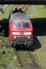 DB 218 832-4 in Berlin unter der Straenbrcke Warschauer Strae wartend.