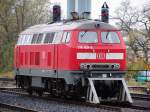 Die roten Signale sind bezeichnend fr BR 218-407. Lokbespannte Zge kommen auf der Strecke Bayreuth-Nrnberg aufgrund der lngeren Fahrzeiten gegenber den Pendolinos nicht mehr zum Einsatz.
