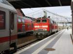 15.4.2012 Berlin-Gesundbrunnen. IC 2427 nach Kln verlsst den Bf. und lsst 218 345-7 im Abendlicht zurck. Im Hintergrund die Millionenbrcke.