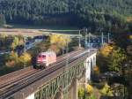 Die Kronacher 218 272 überfährt am 19.Oktober 2012 das Trogenbachviadukt in Ludwigsstadt in Richtung Probstzella.
