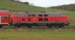 Volle Breitseite mit 218 415-8 und einem RE nach Glauburg-Stockheim am 2. November 2012 bei Glauburg-Glauberg.