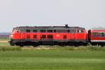 In der Ferne brllt der TB11 der 218 472-9 mit dem RE von Mnchen nach Memmingen kurz vor Buchloe am 07.07.2013