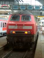218 174-1 diesmal in der Bahnhofshalle Hamburg.