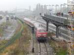 218 834 hat sich durch den Nebel gekämpft und bringt die Nachtzugwagen in das Wagenwerk Berlin Warschauer Straße.