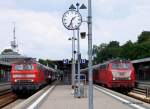Zwei 218er in unterschiedlicher Farbgebung: Auf Gleis 2 die 218 381 mit dem RE 21311 nach Oberstdorf und auf Gleis 3 die 218 474 mit dem RE 21210 nach Aulendorf;  Memmingen, 31.07.03