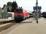 Die Sonne stand genau zur falschen Zeit am falschen Ort, aber trotzdem denke ich, ist das Foto sehenswert, da 218 230 den Ersatzzug fr die Br 605 von Lindau gerade bis Buchloe gebracht hat.