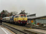 218 105 mit einer 110 und Schnellzugwagen in Bad Waldsee, Januar 2018