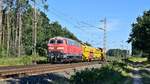 AIXrail 218 457 (ex DB) mit Gleisstopf- und Schotterplaniermaschine in Richtung Hannover (Gandesbergen, 31.07.2020).
