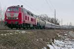 218 319-2 und 218 489-3, beide von der Railsystems RP GmbH, ziehen am 15.02.2021 bei Eriskirch die in Lindau-Insel bernommenen Wagen des IC 118  BODENSEE , Innsbruck - Bochum, dem nchsten Halt, Friedrichshafen entgegen