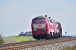 218 319 in Orientrot zieht einen Autozug von Niebüll nach Westerland.