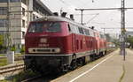 NeSA 218 155 hat zusammen mit der DB 218 494 den aus ÖBB-Wagen bestehenden IC 118 von Lindau nach Friedrichshafen gebracht, hat über Gleis 4 umgesetzt und kuppelt nun am anderen Zugende an für die Fahrt bis Stuttgart. Nicht nur im hohen Norden, sondern auch im Südwesten ist DB Fernverkehr also auf private Hilfe im Dieselbereich angewiesen. Aufnahme: Friedrichshafen Stadt, Gleis 3, 21.7.21.