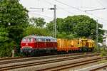 NeSA/DB 218 155-0 mit Speno-Schleifzug in Wuppertal, Juni 2023.