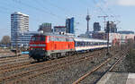BR 218 im Plandienst am Niederrhein … in Anno 2026? Am 12.03.26, gab es das Erlebnis wieder auf der RE10 zwischen Düsseldorf und Kleve für die RheinRuhrBahn. Lokomotive 218 451 mit dem Ersatzzug vor der ''Skyline Hafen City Düsseldorf''. 