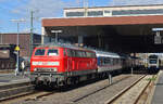 Mit einem RE 10 nach Kleve verlässt 218 451-3 am 27.03.2026 den Düsseldorfer Hauptbahnhof