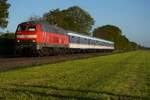 MZ Eisenbahndienstleistungen 218 451 zieht der RE10 zwischen Weezen und Goch nach Kleve am Abend von 24 April 2026. Das Bild wurde vom offenbarer Stelle gemacht.