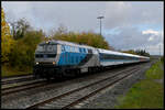 Die Diesellok HEROS 218 308-5 mit dem Interregio DZ 1811 Bad Kissingen - Kempten am 11.10.2026 beim Kreuzungshalt in Oberwerrn.