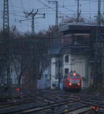 Am 01.12.2020 setzte Railsystems 218 319-2 über Gleis 2 nach Gleis 3 im Düsseldorfer Hauptbahnhof um, hier auf höhe Stellwerk `Df´. 