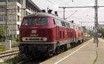 NeSA 218 155 hat zusammen mit der DB 218 494 den aus ÖBB-Wagen bestehenden IC 118 von Lindau nach Friedrichshafen gebracht, hat über Gleis 4 umgesetzt und kuppelt nun am anderen Zugende an