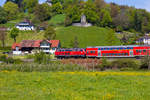 218 438-4 zieht ihren IRE von Lindau auf der Gürtelbahn nach Friedrichshafen.