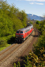 218 452-1 zieht mit zusammen mit ihrer Schwesterlok den EC 195 den Hoyerberg hoch in Richtung Allgäu aus Lindau kommend.