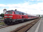 218 463 und 218 465 am Zugende stehen mit 4 Bn-Wagen im Bahnhof Mühldorf.