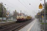 218 105 - 5 mit Bauzug Richtung Hamburg  am 24.10.17 im Bahnhof Wrist