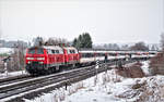Im leichten Schneetreiben fährt die 218 419-0 mit einer Schwesterlokomotive in Doppeltraktion mit dem EC 194 aus München Hbf nach Zürich HB bei Herzmanns vorbei.Bild 12.12.2017