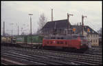 DB 218182 ist hier am 1.4.1994 in Hamburg Elbaustraße mit einem Güterzug in Richtung Kiel unterwegs.