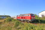 218 322 mit IC2413 nach Köln bei der Ausfahrt in Burg auf Fehmarn, bis Lübeck wird die 218 den Zug ziehen, dort übernimmt dann eine BR101.
