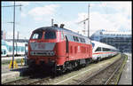 218403-4 ist hier am 11.5.2002 im HBF München im Abschleppdienst für einen ICE zu sehen.