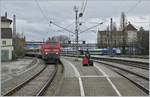 Lokwechsel in Lindau; Bild 4: Während die beiden DB 218 420-8 und 498-4 mit der Bremsprobe am EC 195 nach München beschäftig sind, bemerkt ein Reisender, das Lindau (noch) ein