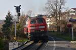 DB 218 438 schiebt am 24.03.2019 ihren Zug durch die Haltestelle Lindau-Aeschach in Richtung Friedrichshafen