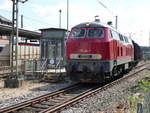 218 492-7 der Rennsteigbahn mit leerem Holzzug in Roth am 27.04.2020 zur Überholung.