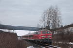 Am 08.02.2020 zog Aixrail´s 218 457 den  RE57-Wintersportlerzug  von Oberhausen Hbf nach Winterberg(Westf) durch das verschneite Sauerland, hier mit einem zum Glück nur aus n-Wagen