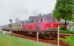 14. Mai 1988, im Bahnhof Burgkunstadt hält Lok 218 230 (KM 1972) mit E3767 in Richtung Kulmbach. Die DR-Kurswagen hat D855 von Stuttgart bis Nürnberg gebracht. Jetzt rollen sie von da nach Hof (an 13:46) und werden dort an den von München über Regensburg nach Dresden (an 18:36) und Görlitz verkehrenden D467 gehängt. 