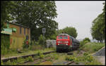 218451-3 erreicht hier am 23.5.2020 mit einem leeren Schotterwagen Zug aus Richtung Gütersloh kommend den an der TWE Strecke gelegenen Bahnhof Bad Iburg.