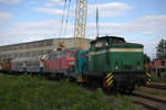 Eine grüne    V60   führt den Zug auf dem Freigelände der WISAG an, die Lok gehört zum Edelstahlwerk Freital, die Firma WISAG setzt Schienenfahrzeuge instant.