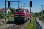 Auf der Fahrt von Lindau nach Stuttgart zieht 218 443-0 am 05.08.2020 die Wagen des RE 4226 durch den Bahnhof von Eriskirch.