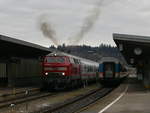 218 495 fährt am 5.12.20 mit IC 2084 (Oberstorf-Hamburg) mit einer großen Rußwolke aus dem Bahnhof Kempten (Allgäu) aus.