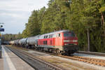 218 423-2 mit einem Kesselwagenzug auf dem Weg zur OMV-Raffinerie in Burghausen, hier auf dem Güterzuggleis des Bf Kastl (Oberbayern) am 01.04.2021.