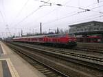 218 400 hatte am 5.4.2013 die Aufgabe drei n-Wagen und einen Aimz der Südostbayernbahn als RE nach Simbach zu befördern.